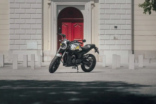 Zontes 125 GK qui sort juste du garage apres un entretien complet