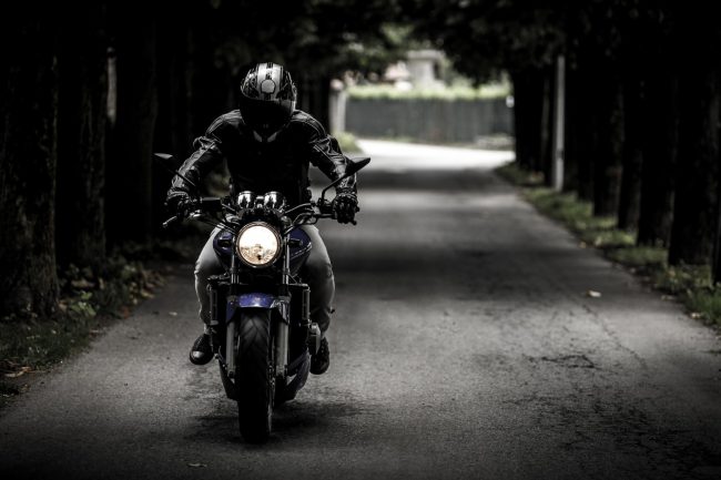motard avec un casque intégral